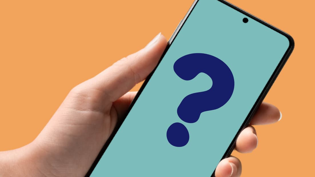 Eine Hand hält ein Smartphone. Auf dem Bildschirm ist nur ein dickes blaues Fragezeichen auf türkisem Hintergrund zu sehen.