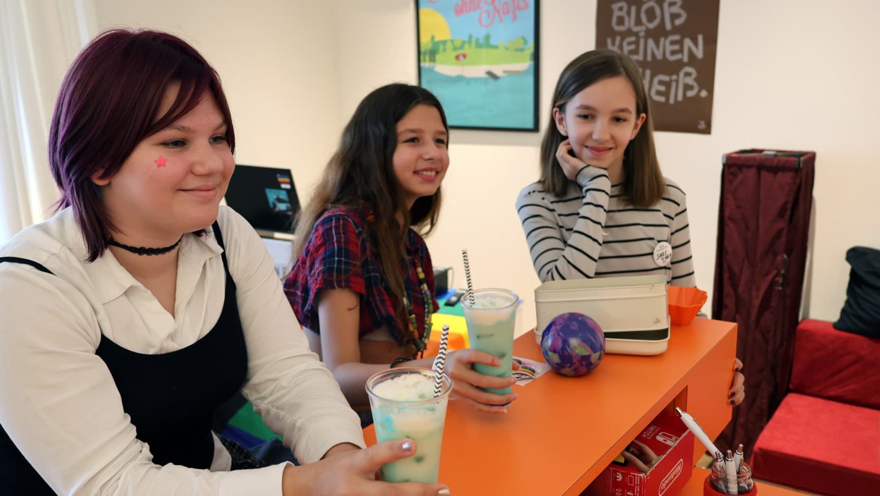 Drei Jugendliche an einer Bar.