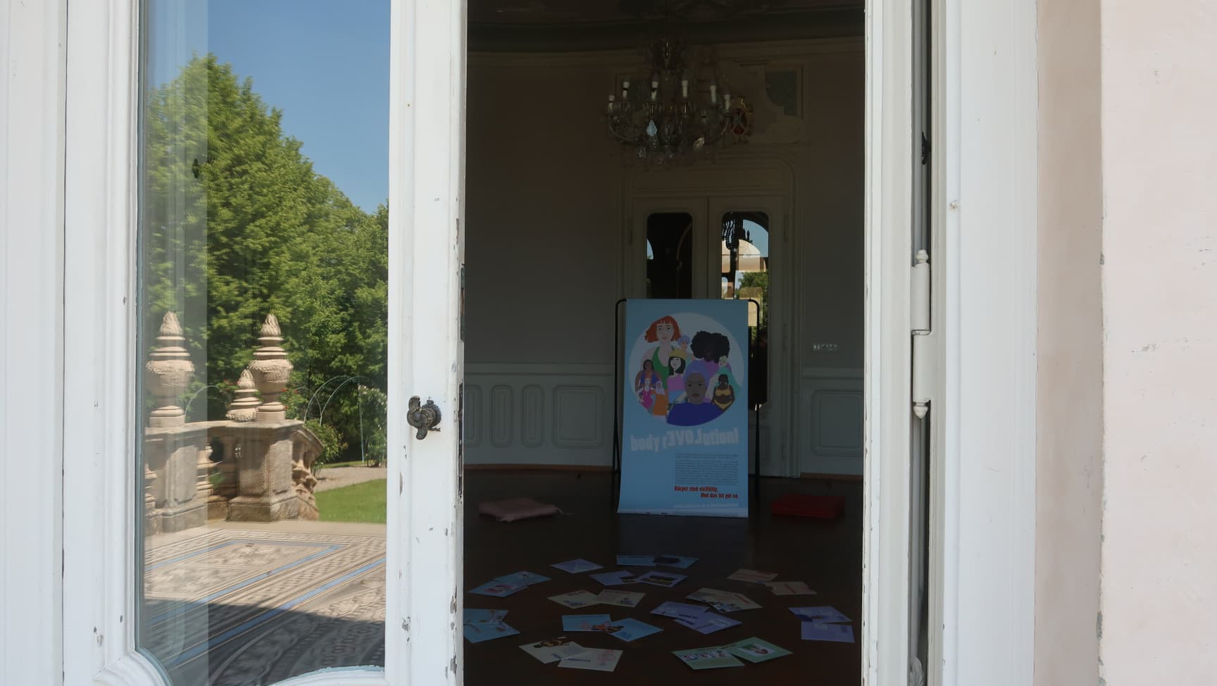 Ein Blick in einem Raum, in dem die Ausstellung body rEVOLution! zu sehen ist.