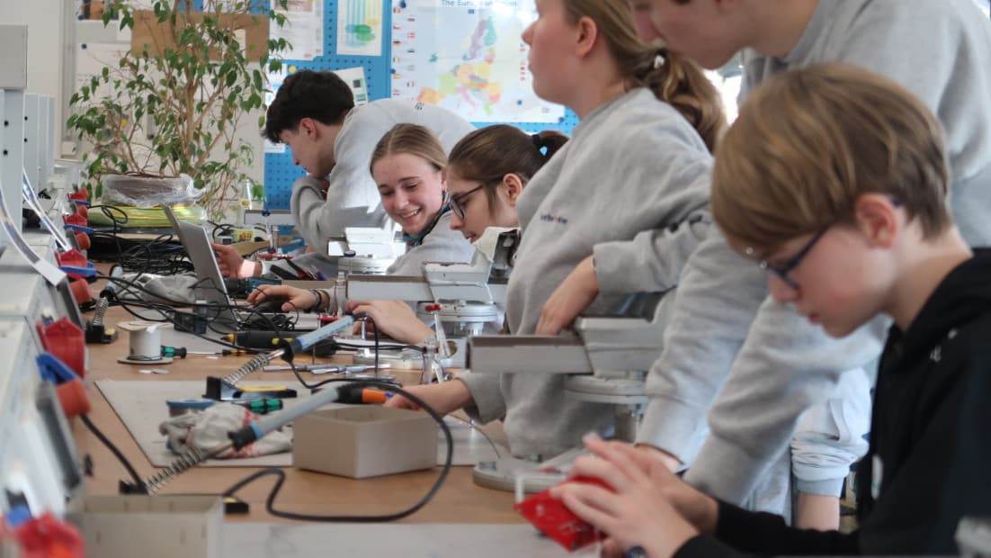 Junge Menschen am Lösten und Werken.