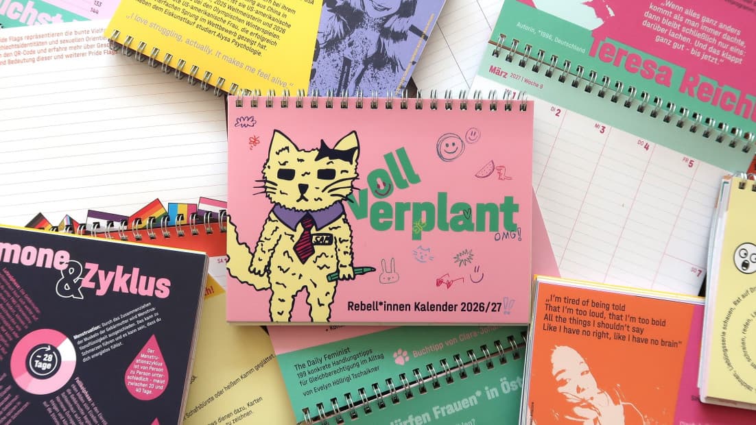 Ein Rebellinnen Kalender liegt inmitten vieler aufgeschlagener Kalenderseiten.