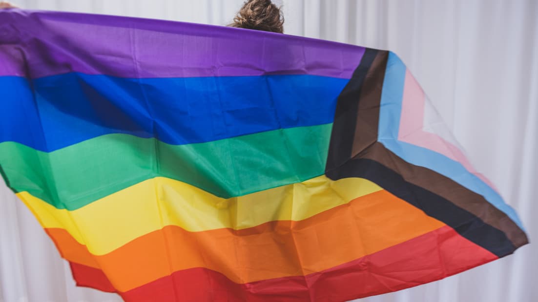 Eine Person hält eine Progess Flag