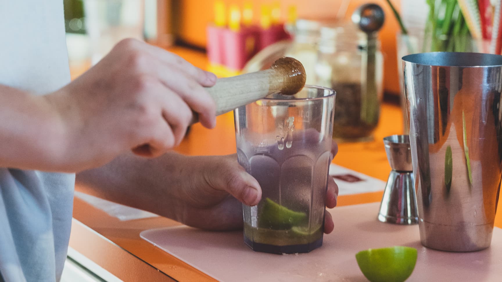 Nahaufnahme wie gerade ein Cocktail gemacht wird.