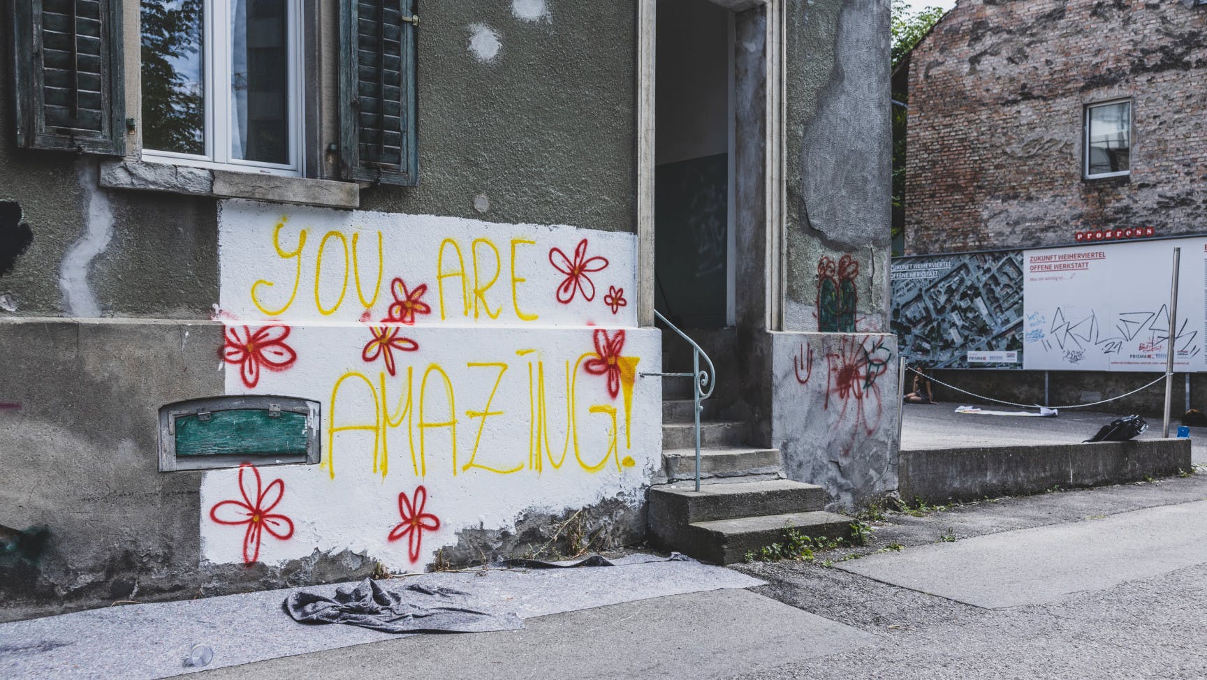 Auf einer Hauswand steht "you are amazing".