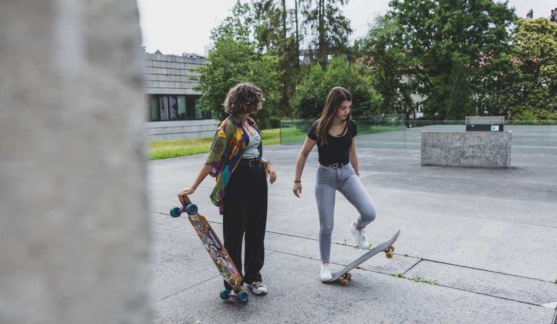 Zwei junge Frauen auf Skateboards