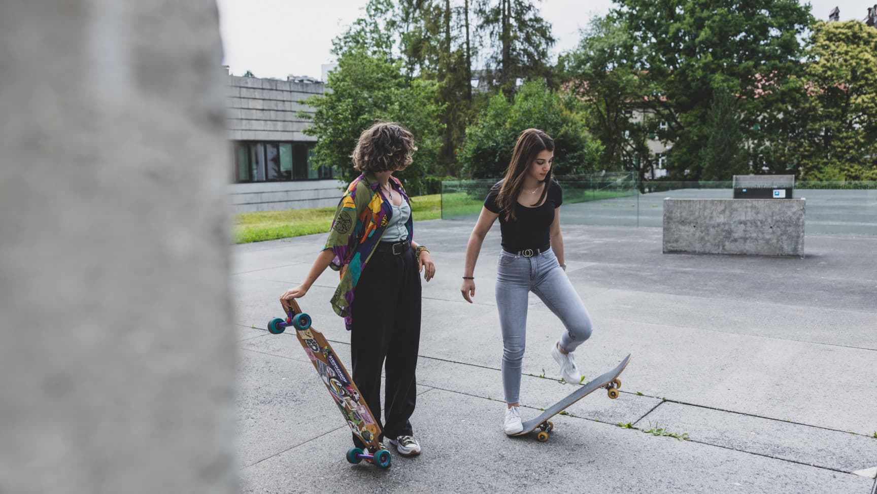 Zwei junge Frauen auf Skateboards