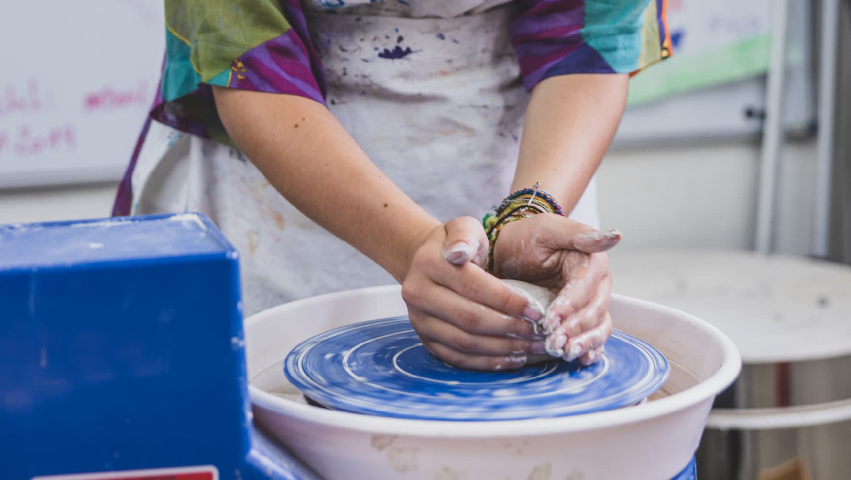 Junge Frau töpfert.