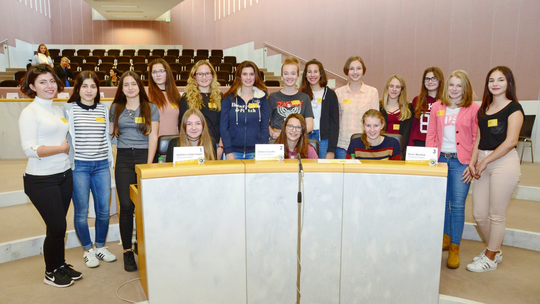 Gruppenbild von Mädchen* im Vorarlberger Landtag