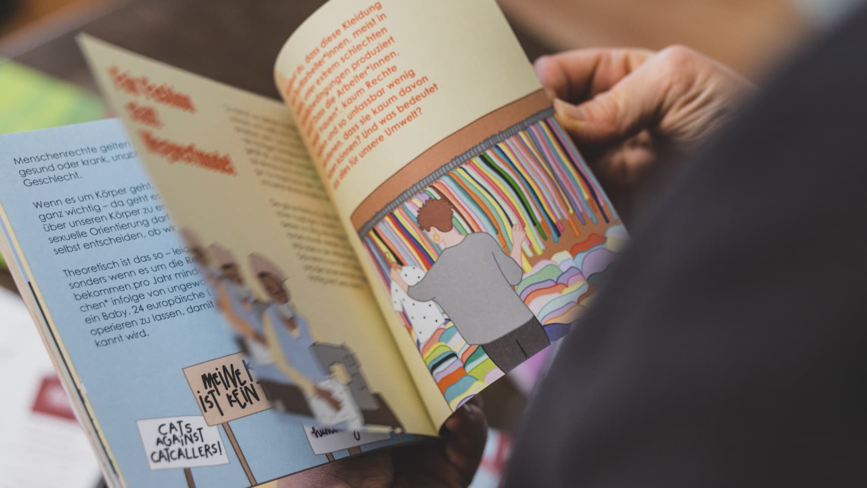 Eine Person blättert in einem Booklet