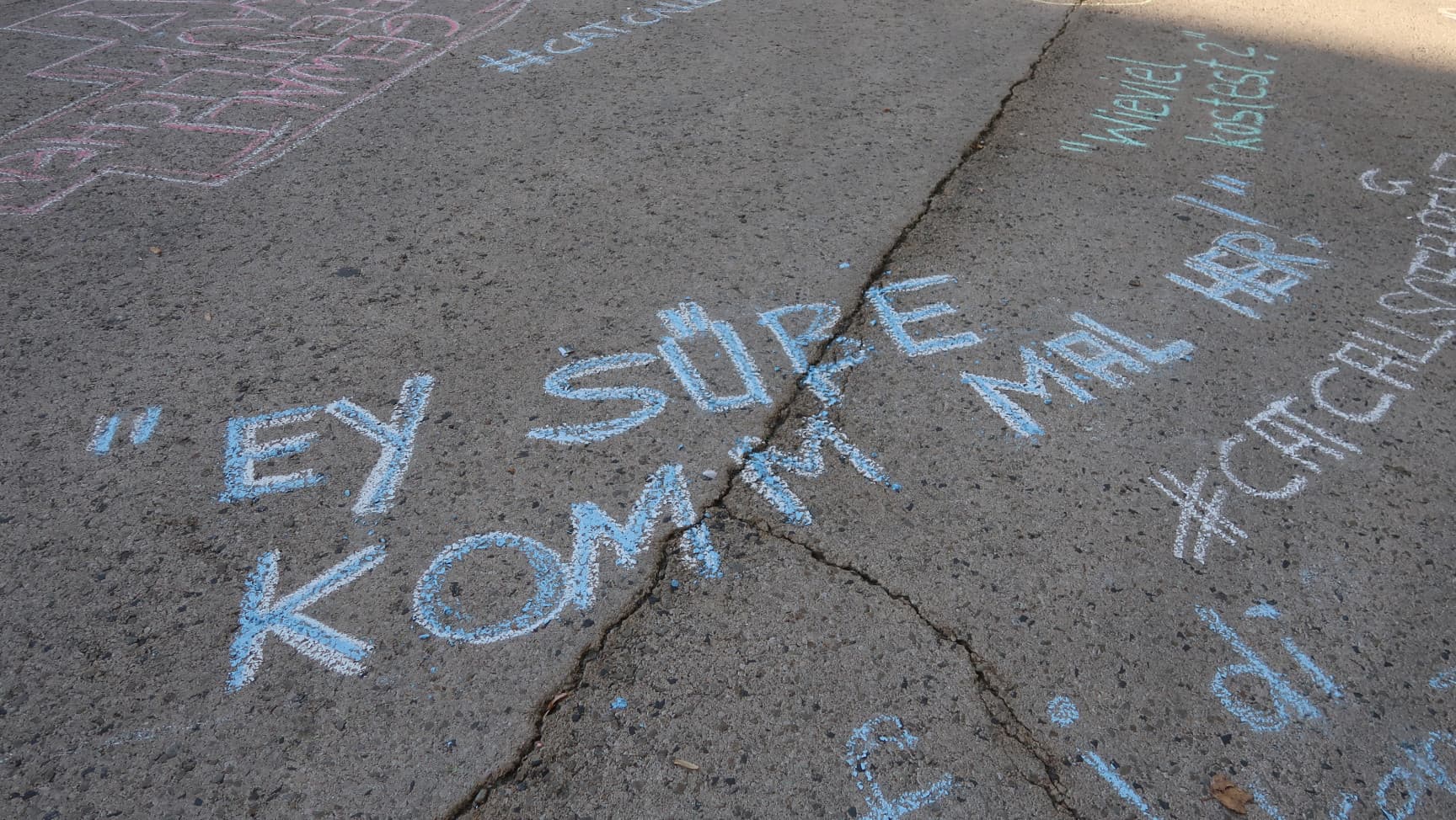 mit Kreide auf den Boden geschrieben: "Ey Suße komm mal her!"