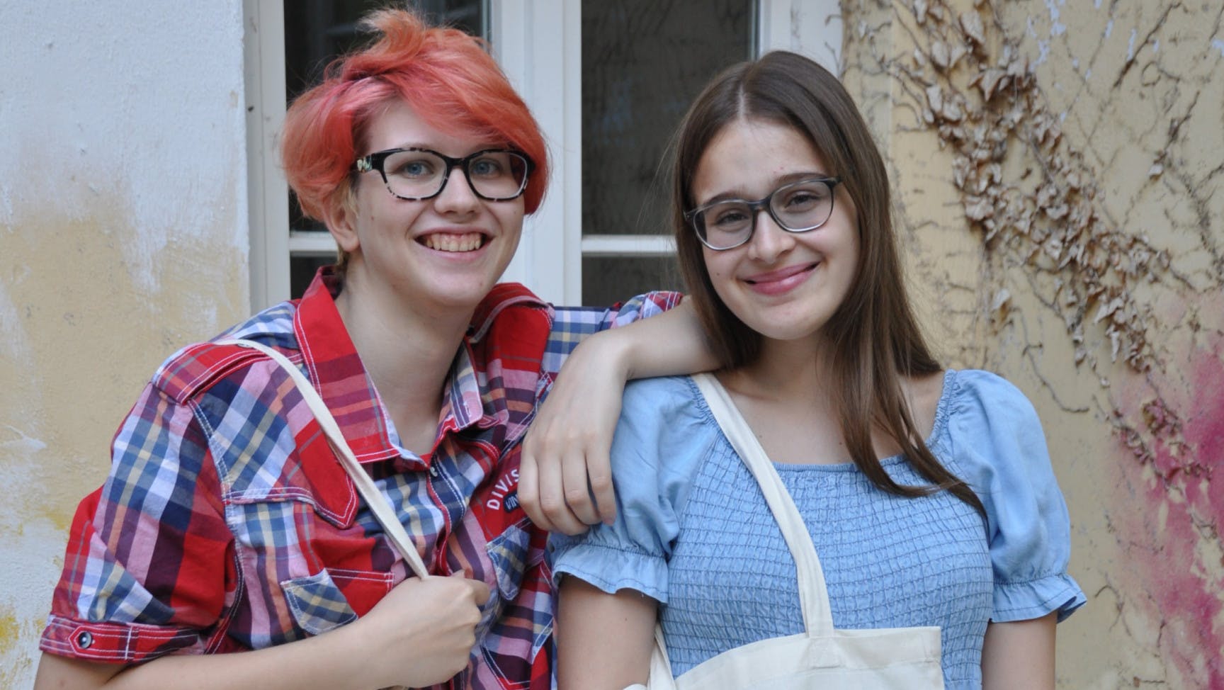 Zwei junge Frauen* mit selbst bedruckten Beuteln