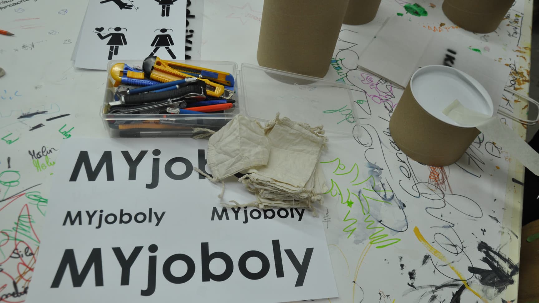 Werkstattsituation mit Cutter, Rollen, Stoffsäckchen