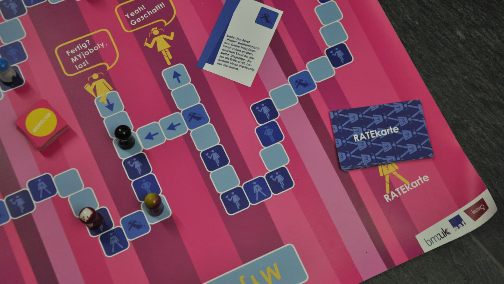 Spielfeld mit Kegeln und Spielkarten