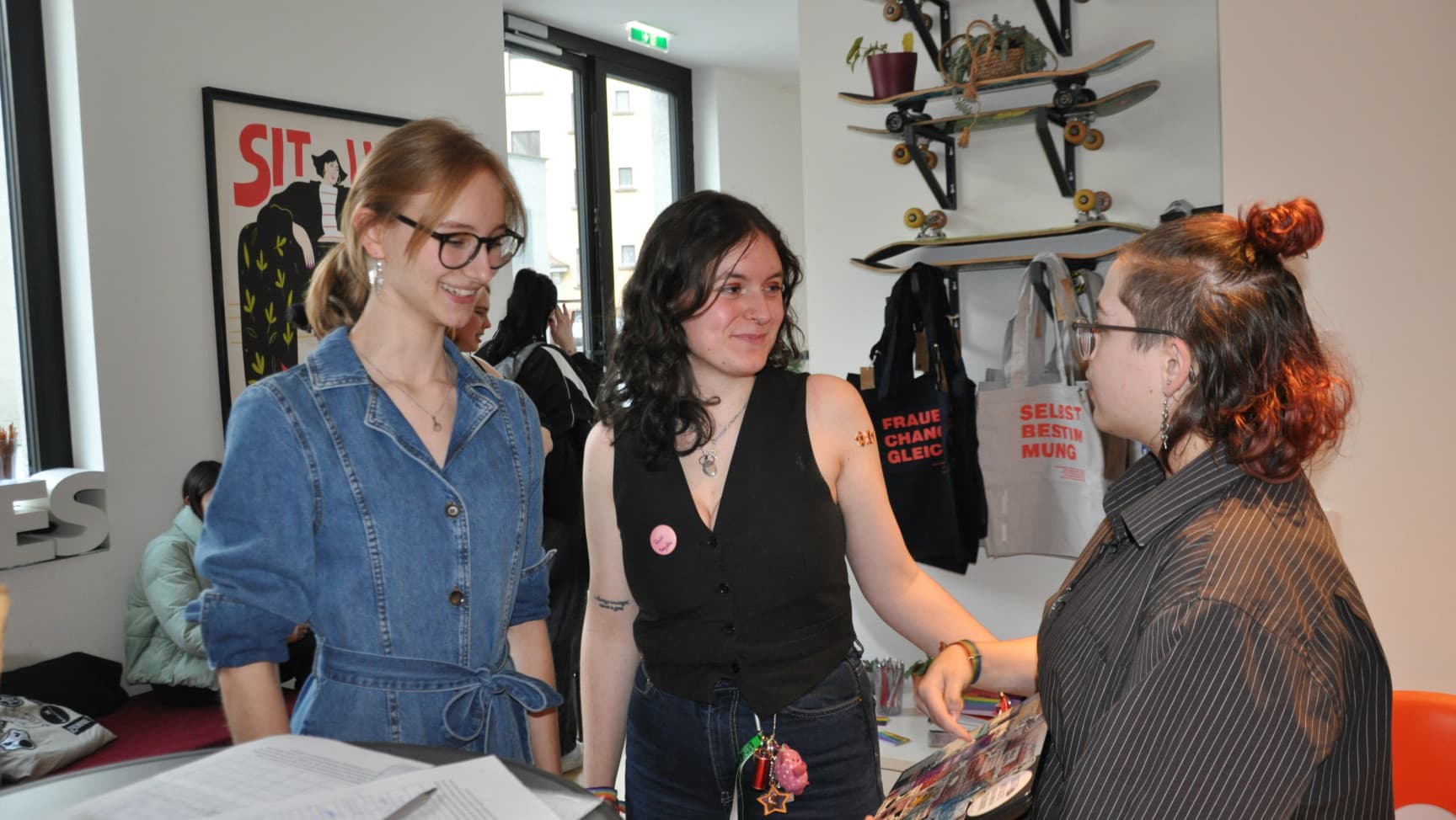 Junge Personen, die miteinander reden