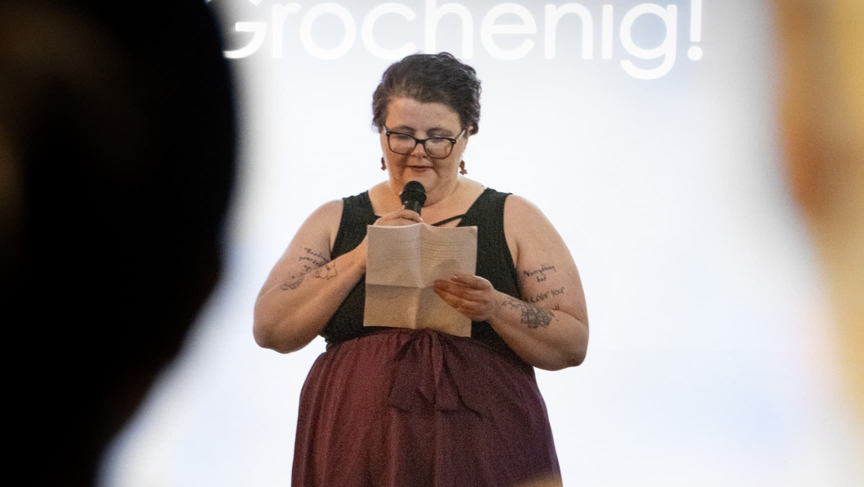 Frau spricht in Mikrophon