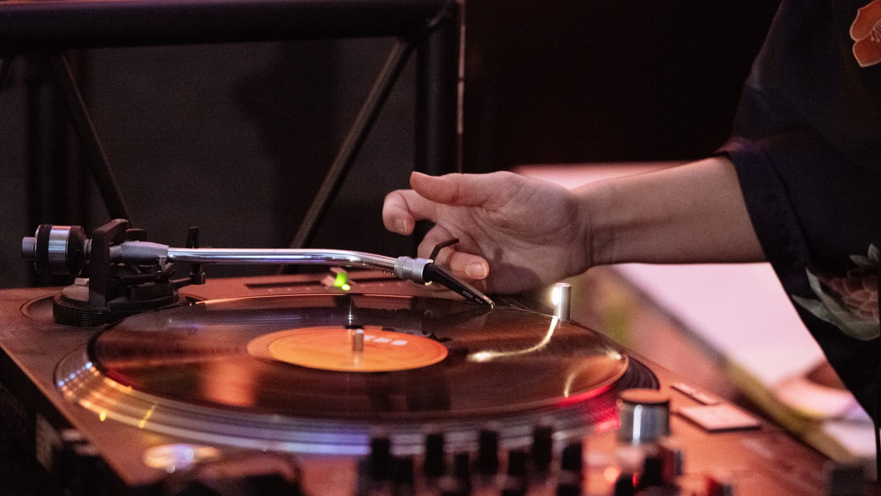 Hand an Plattenspieler