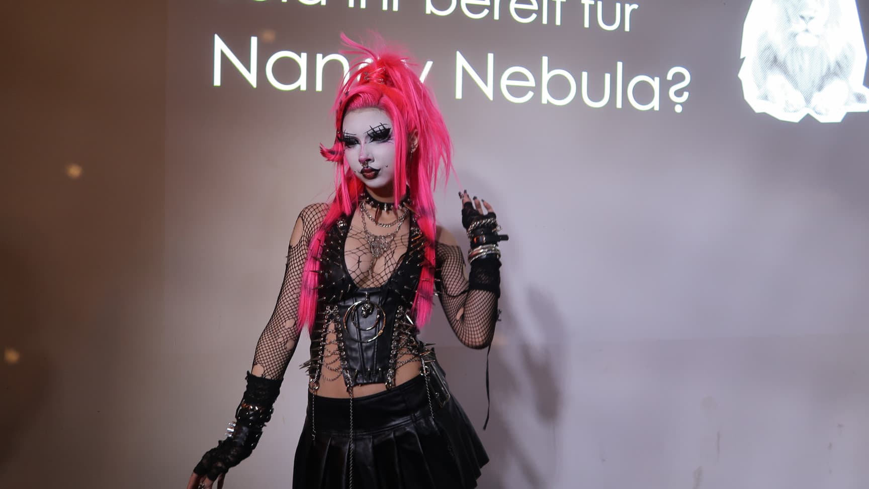 Person in Drag, hinter ihr steht: Seid ihr bereit für Nancy Nebula?