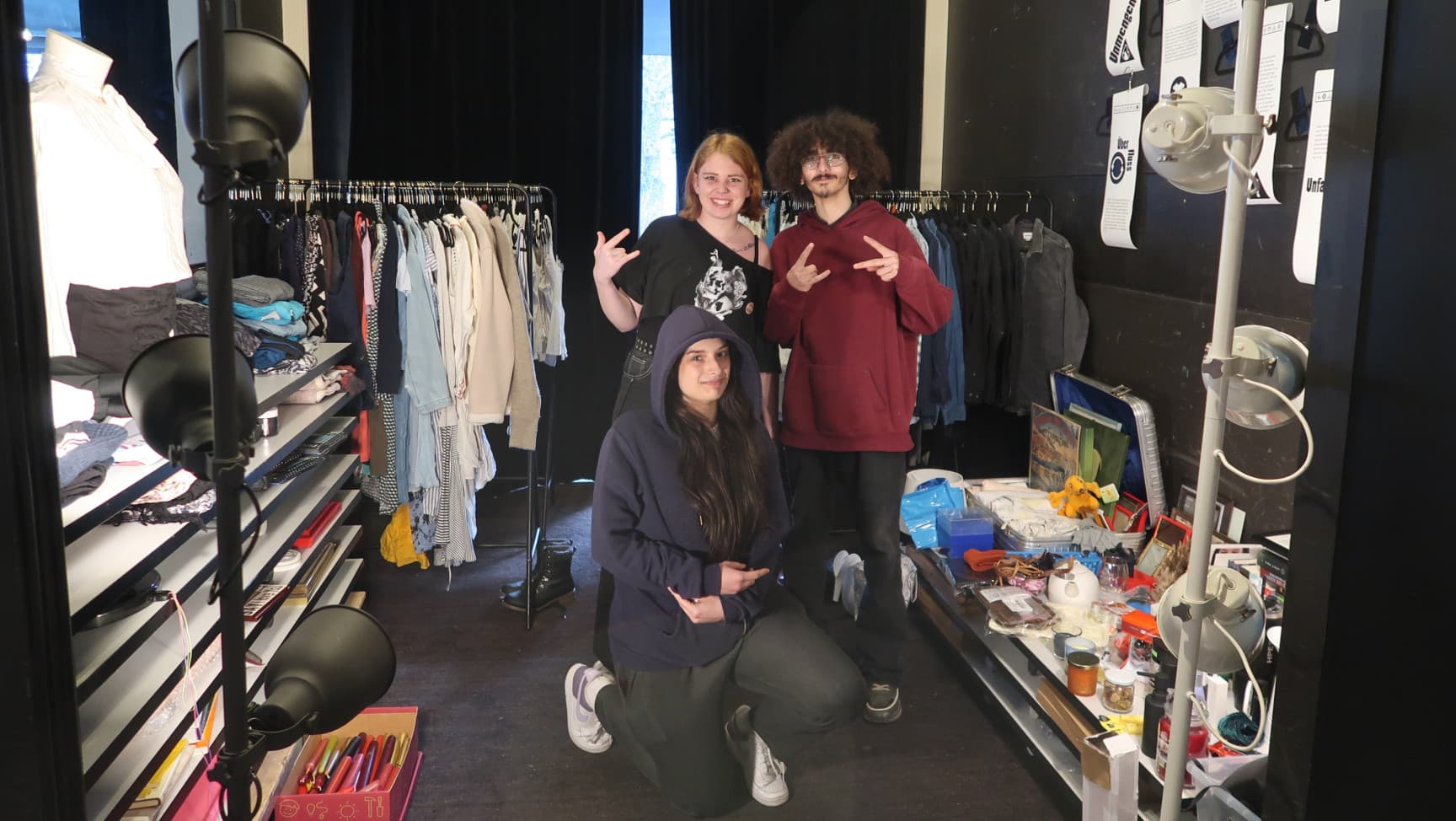 drei Jugendliche posieren in einem Shop