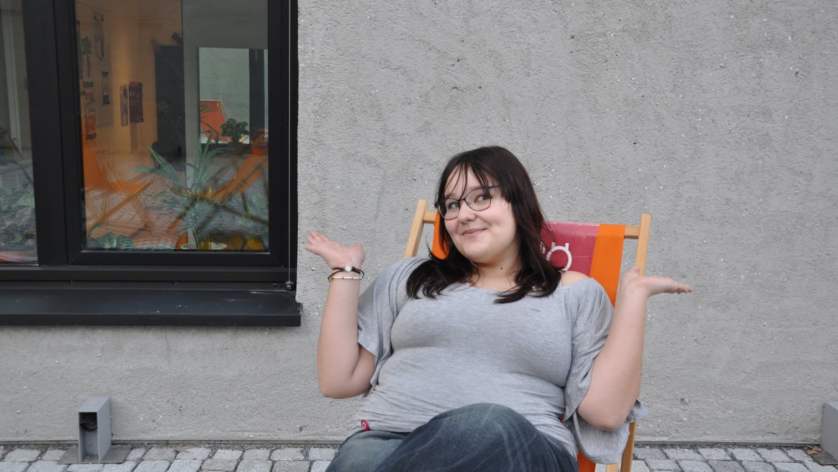 Junge Person in Liegestuhl