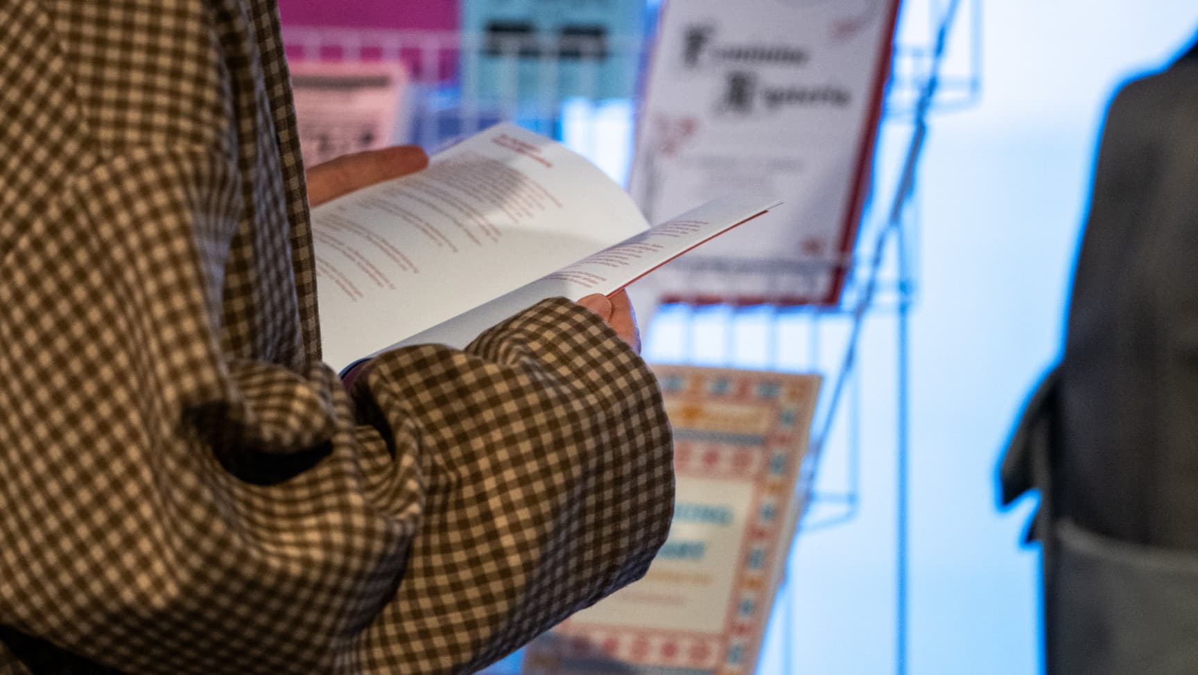 Person blättert in einem Heft