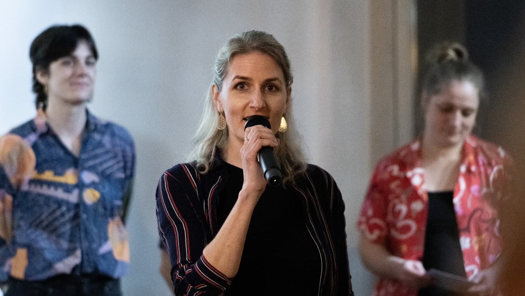 Frau spricht in Mikrophon