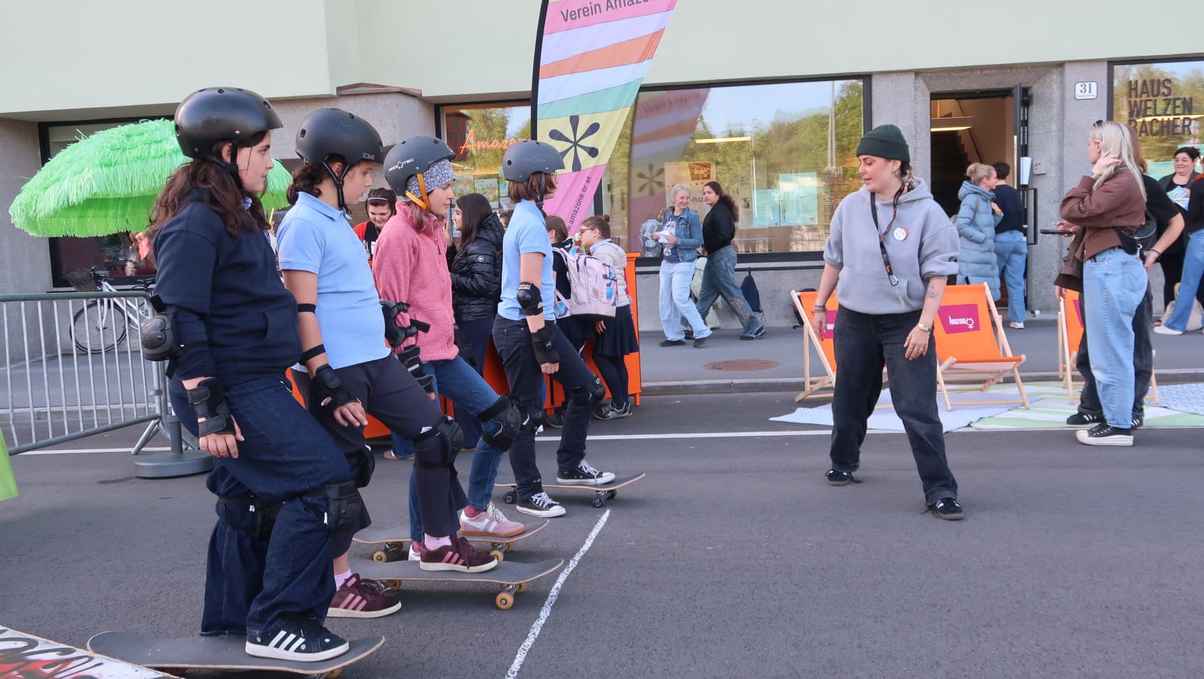 Vier Jugendliche starten mit Skateboards los.