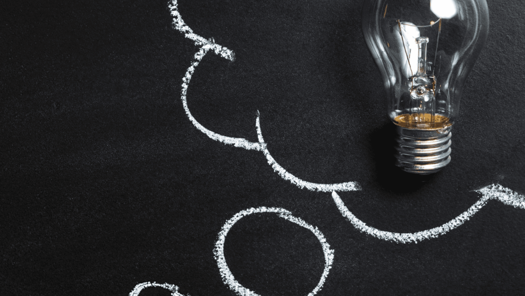 Es ist eine Glühbirne in einer gezeichneten Sprechblase zu sehen