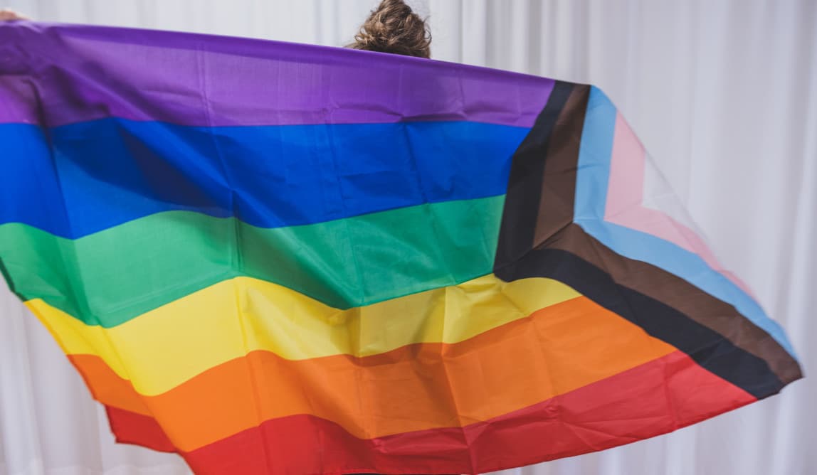 Person hält Progress-Flag.