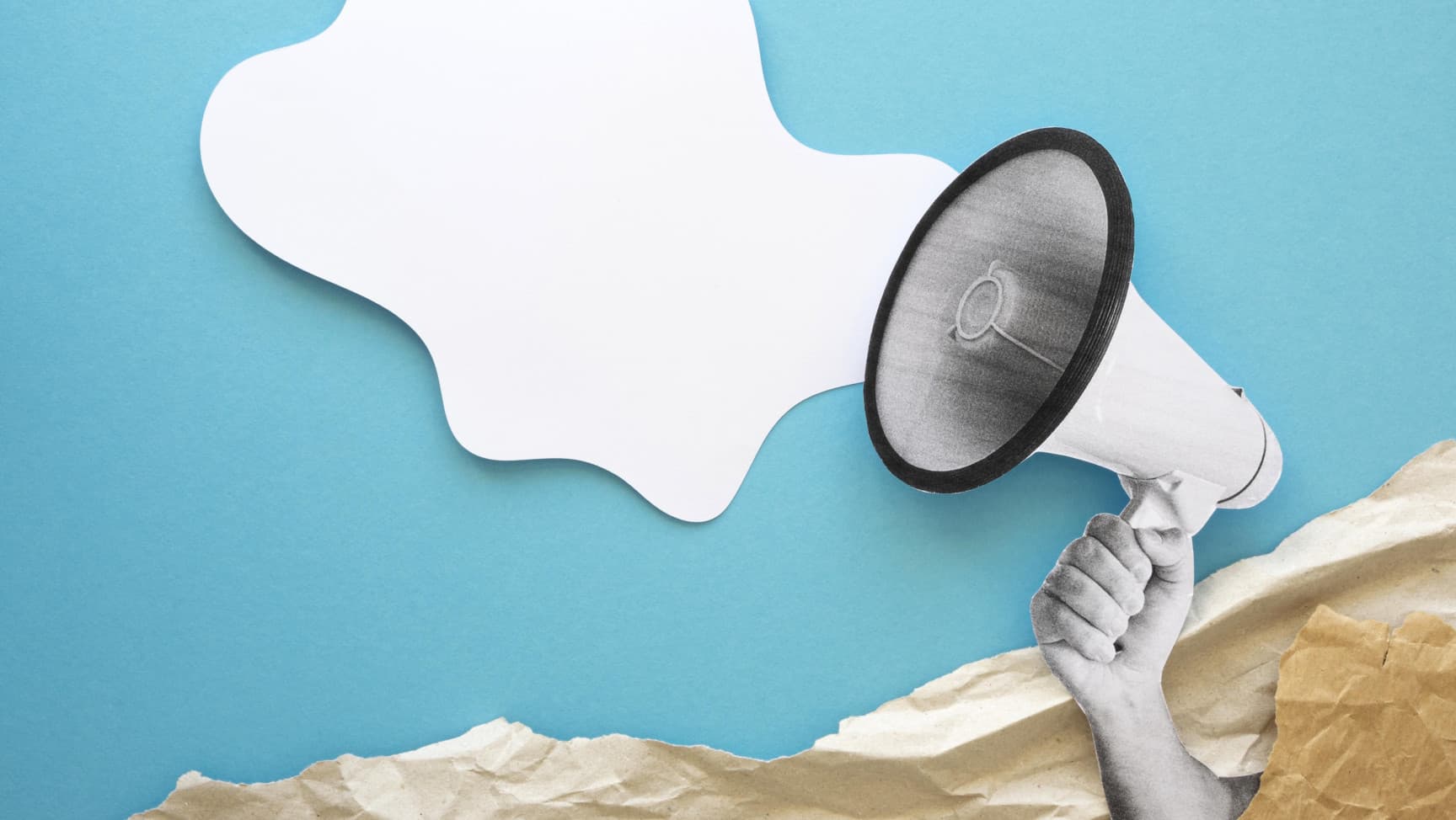 Vor blauem Hintergrund eine Sprechblase und eine Hand, die ein Megaphon hält.