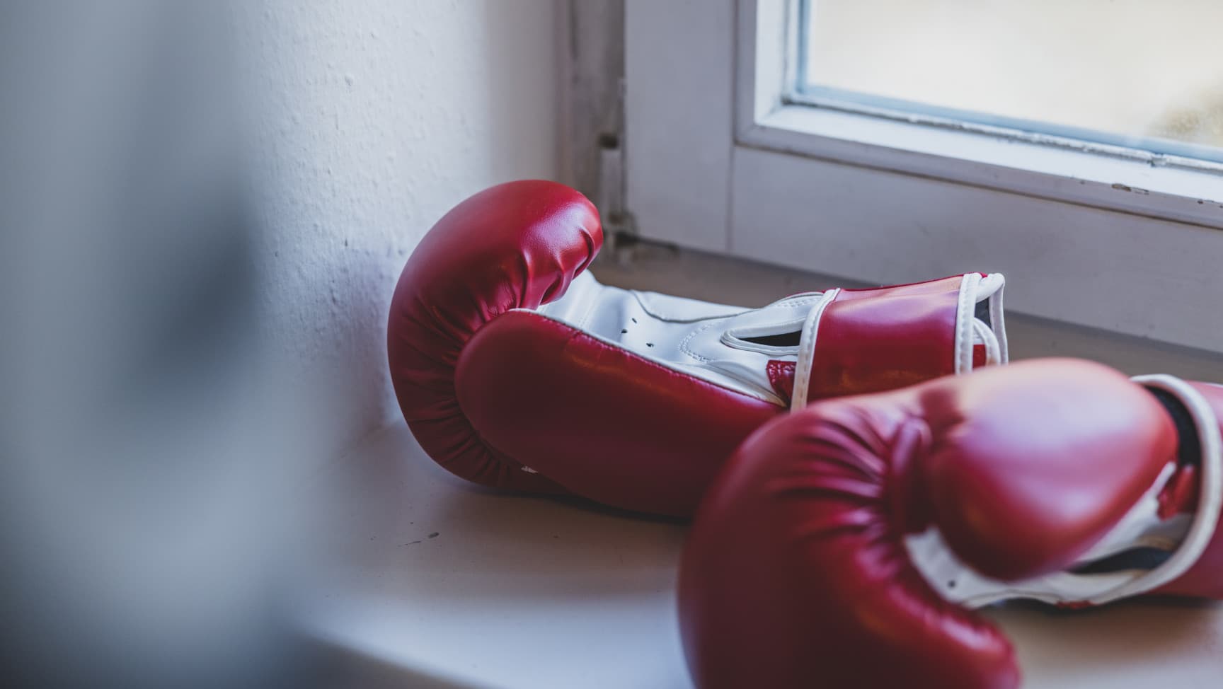 zwei Boxhandschuhe auf einem Fensterbrett