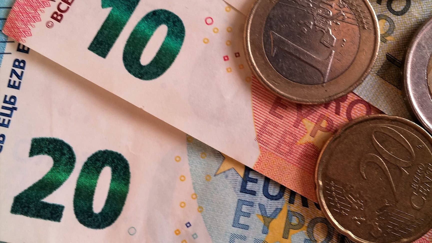 Münzen und Geldscheine